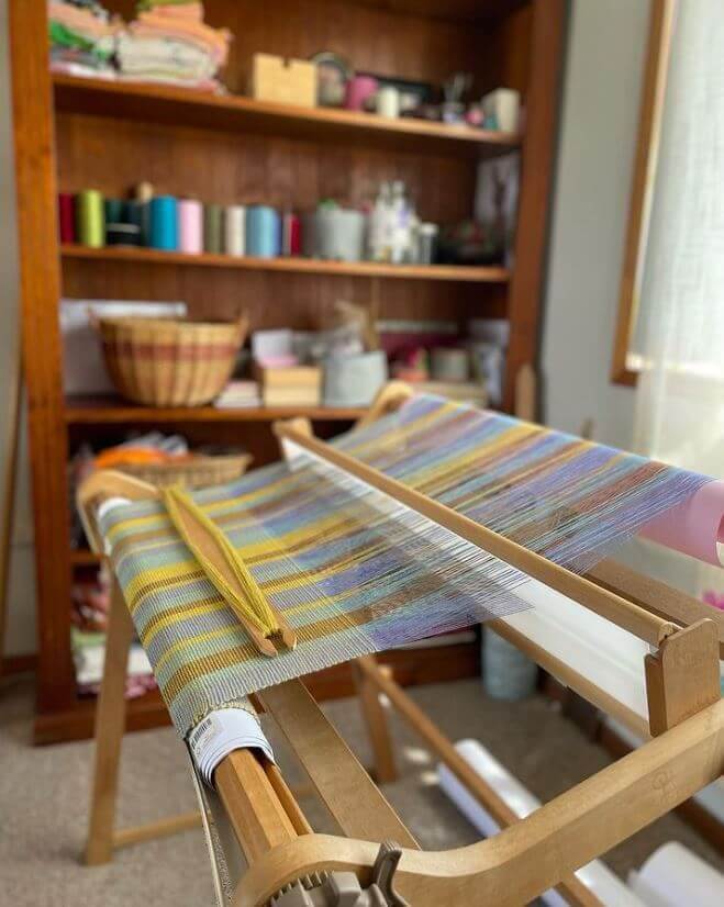 Multi colour threads on a loom